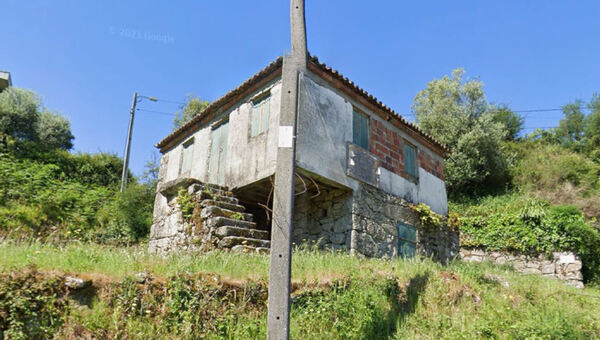 Terreno com moradia para reconstrução . Terreno Rústico