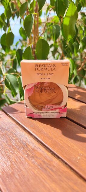 Iluminador em Pó Rosé All Day Petal Glow. Maquilhagem