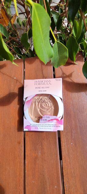 Iluminador em Pó Rosé All Day Petal Glow. Maquilhagem