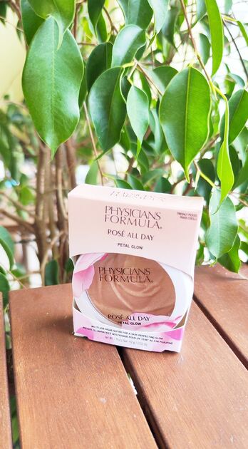 Iluminador em Pó Rosé All Day Petal Glow. Maquilhagem