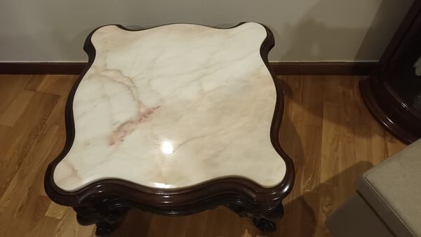 mesa de apoio com o tampo em marmore . Mesas de centro