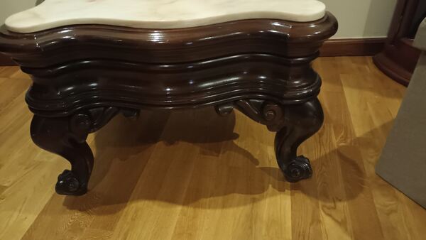 mesa de apoio com o tampo em marmore . Mesas de centro