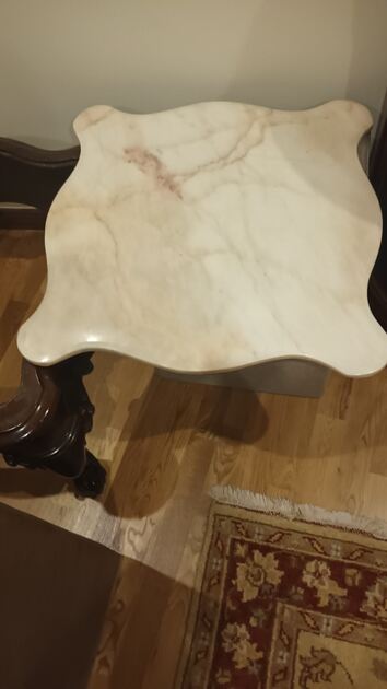 mesa de apoio com o tampo em marmore . Mesas de centro