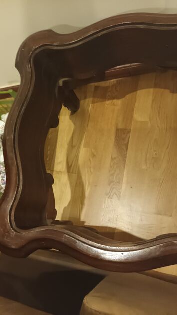 mesa de apoio com o tampo em marmore . Mesas de centro