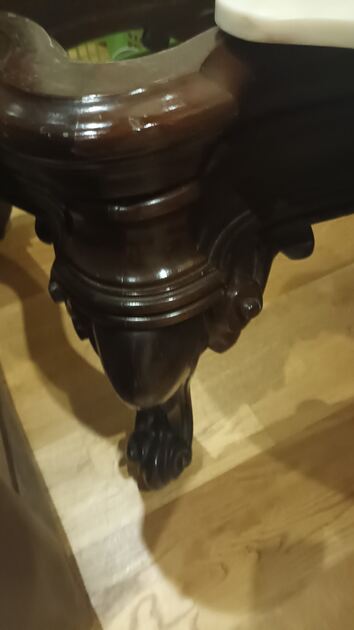 mesa de apoio com o tampo em marmore . Mesas de centro