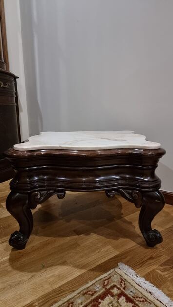 mesa de apoio com o tampo em marmore . Mesas de centro