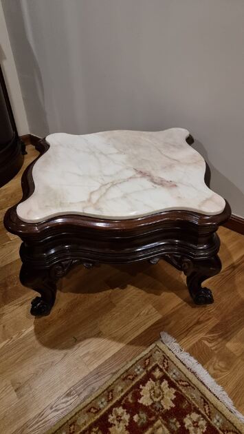mesa de apoio com o tampo em marmore . Mesas de centro