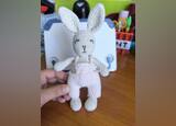 Coelho de crochê , feito á mão . Brinquedos para bebês