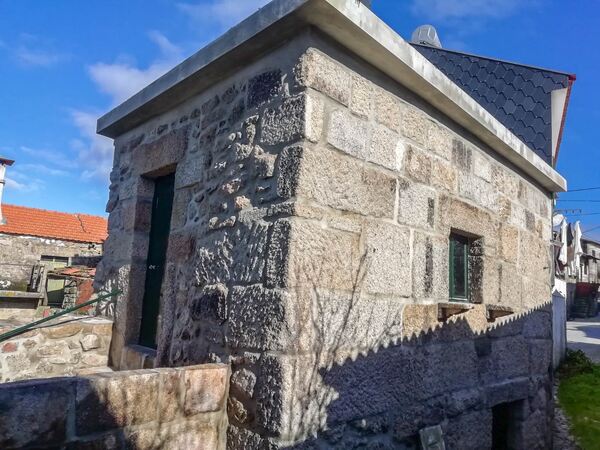 Moradia T2+1 com anexo em Carvalho, Chã - Alijó. Casa e apartamentos para vender