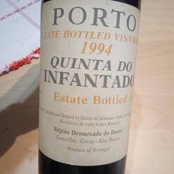 Garrafa de vinho do Porto . Alimentos e bebidas. Maia