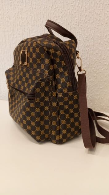 Pequena Mochila Castanha - Nova. Mochilas