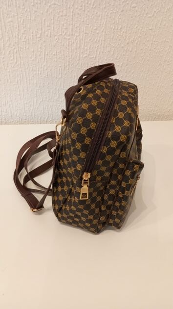 Pequena Mochila Castanha - Nova. Mochilas