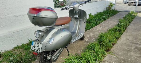Scooter elétrica NOVA . Motos