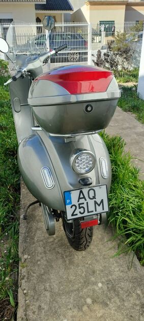 Scooter elétrica NOVA . Motos