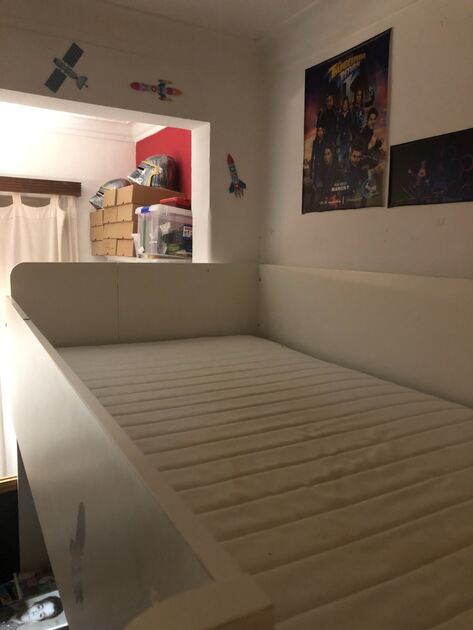 Cama alta modelo Smastad, do IKEA, com colchão. Camas
