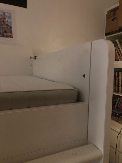 Cama alta modelo Smastad, do IKEA, com colchão. Camas
