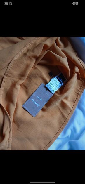 blusa com etiqueta . Camisas e Blusas