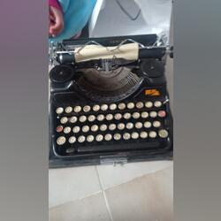 Máquina de escrever antiga . Máquina de escrever. Guarda.     
