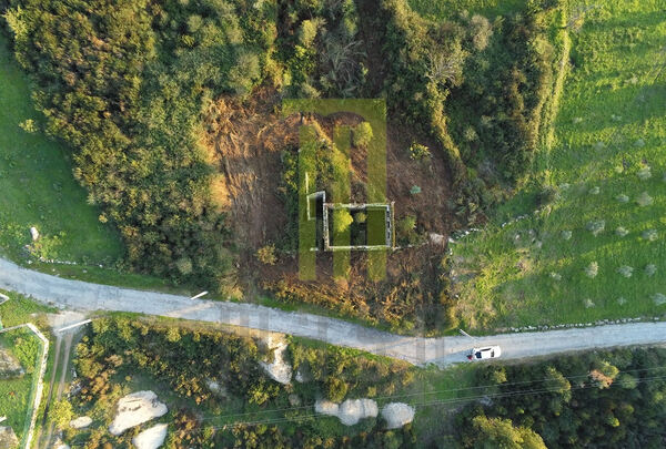 Quinta dos Vinhais com 8300 m2 e uma ruína. Quintas
