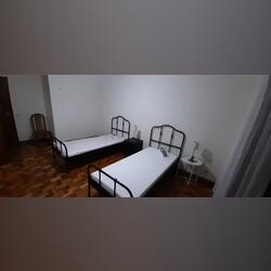 Quarto com duas camas e casa de banho privativa. Ofereço Quarto para Arrendar. Porto Cidade. 16 m2 2 quartos Cama de solteiro   1 banho Longo (12+ meses) Último andar Casa de banho privada Elevador