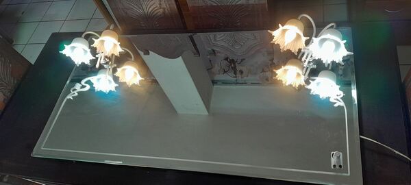 Espelho com iluminação. Espelhos