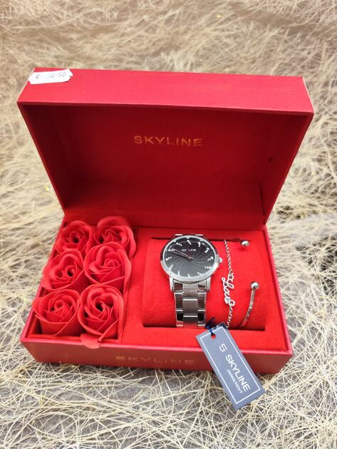 Conjunto Relógio de pulso feminino prateado mais duas pulseiras Love da Skyline . Relógios de Pulso