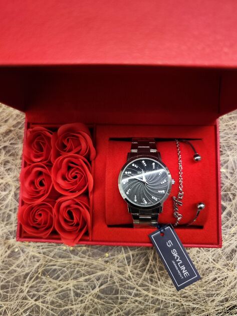 Conjunto Relógio de pulso feminino prateado mais duas pulseiras Love da Skyline . Relógios de Pulso