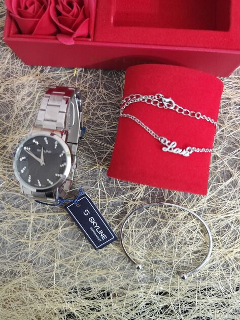 Conjunto Relógio de pulso feminino prateado mais duas pulseiras Love da Skyline . Relógios de Pulso