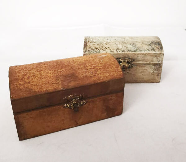 Conjunto de dois pequenos baus em madeira. Caixas Decorativas