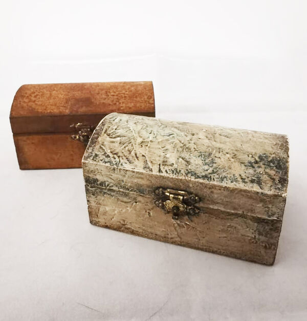 Conjunto de dois pequenos baus em madeira. Caixas Decorativas