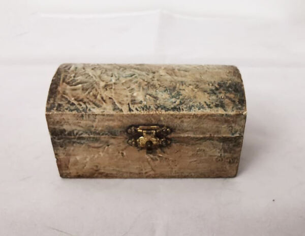 Conjunto de dois pequenos baus em madeira. Caixas Decorativas