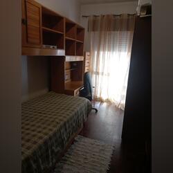 Quarto . Ofereço Quarto para Arrendar. Santarém.  2 quartos Cama de casal   1 banho Longo (12+ meses) Andar intermédio Ar condicionado Casa de banho privada Internet Mobiliado Quarto privado Elevador Limpeza incluída Sem animais domésticos Proibido fumar