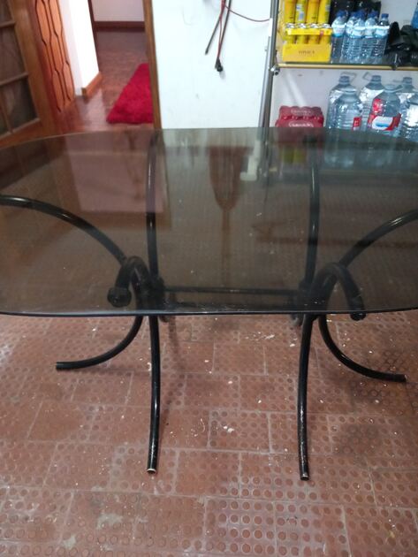 Mesa em vidro. Mesas de Jantar