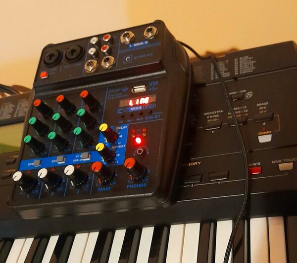 mesa de mistura de 4 Canais OQAN . Equipamento de DJ