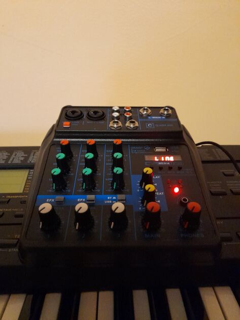 mesa de mistura de 4 Canais OQAN . Equipamento de DJ