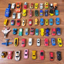 Lote de 56 carros muitimarcas. Carros de brinquedo. Entroncamento