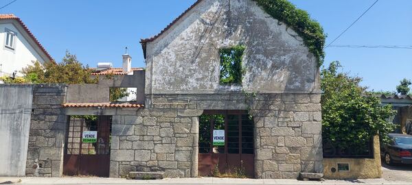 Moradia em pedra de granito para recuperar. Casa e apartamentos para vender