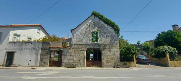 Moradia em pedra de granito para recuperar. Casa e apartamentos para vender