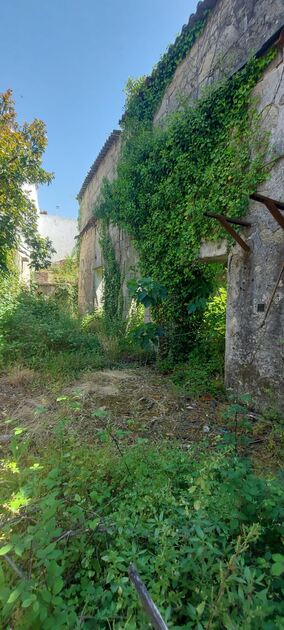 Moradia em pedra de granito para recuperar. Casa e apartamentos para vender
