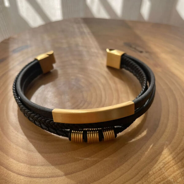 Pulseira multifacetada em Aço inoxidável + pele. Pulseiras