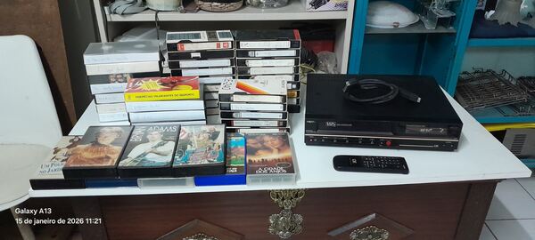 Leitor VHS e lote de cassetes. Outros (Eletrónica)