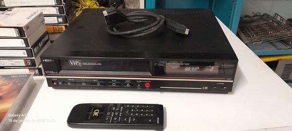 Leitor VHS e lote de cassetes. Outros (Eletrónica)
