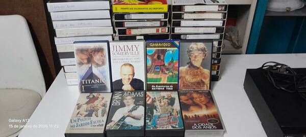 Leitor VHS e lote de cassetes. Outros (Eletrónica)