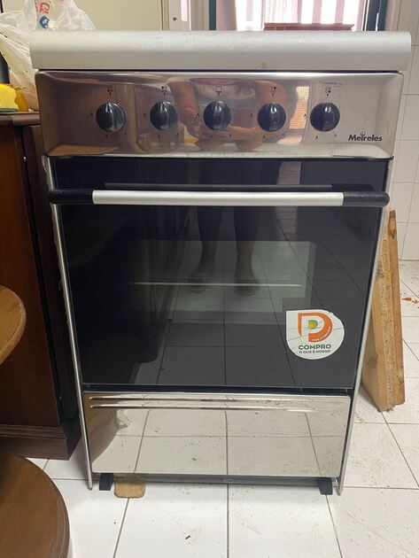 Forno com fogão + 2 botijas de gás. Fogões