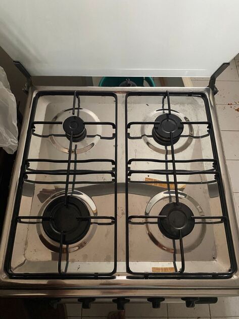 Forno com fogão + 2 botijas de gás. Fogões