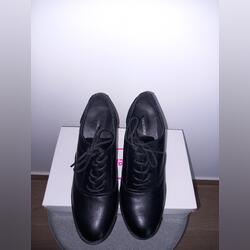 Sapatos pretos de salto alto e atacadores . Sapatos tacão. Elvas. 39 Confortável Couro Preto  Novo / Como novo