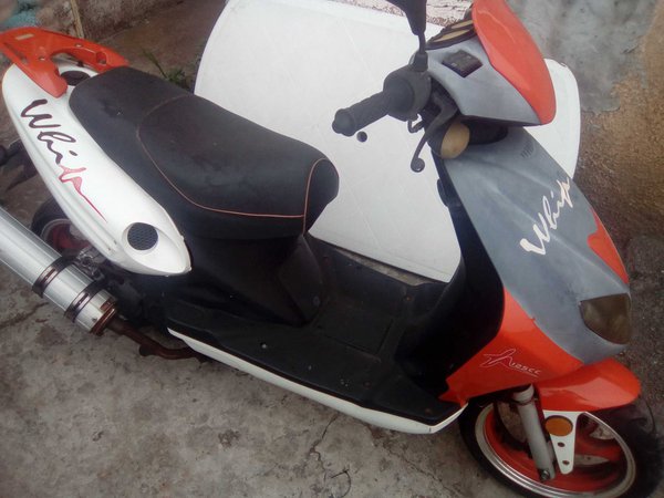 Mota Scott 125 jonway CB de 2012 com 8000 om. Motos