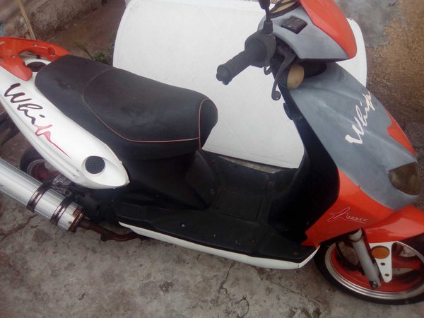 Mota Scott 125 jonway CB de 2012 com 8000 om. Motos