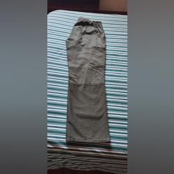 Calça homem cor caqui com bolso na perna. Calças para Homem