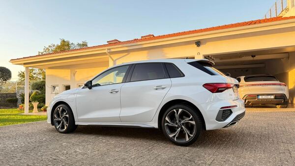 Audi A3 Sportback 40 TFSIe S line. Carros